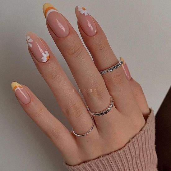 Весняний манікюр із квітами: актуальний дизайн