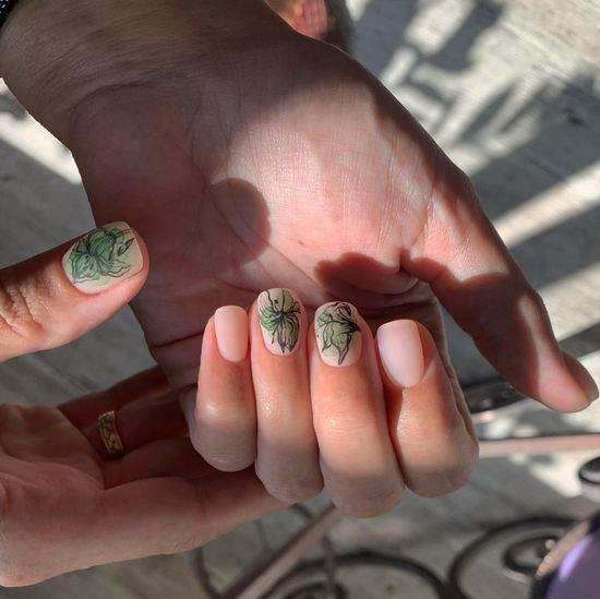 Весняний манікюр із квітами: актуальний дизайн