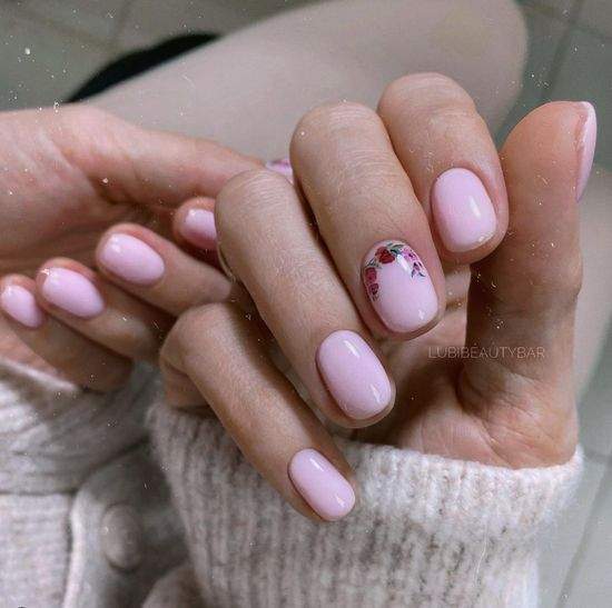 Весняний манікюр із квітами: актуальний дизайн