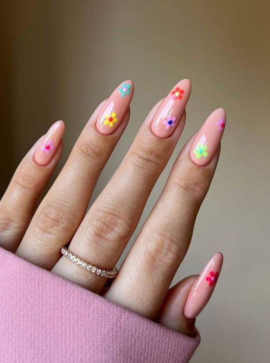 Весняний манікюр із квітами: актуальний дизайн