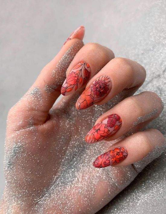 Весняний манікюр із квітами: актуальний дизайн