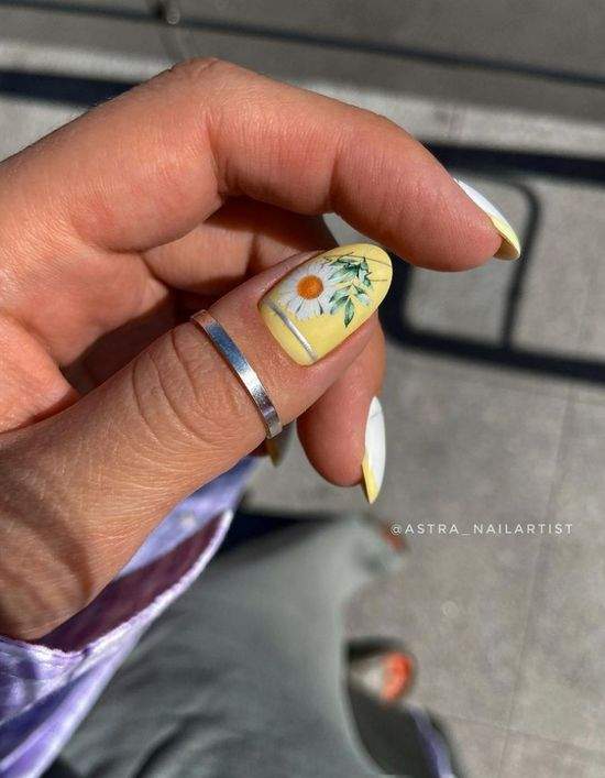 Весняний манікюр із квітами: актуальний дизайн