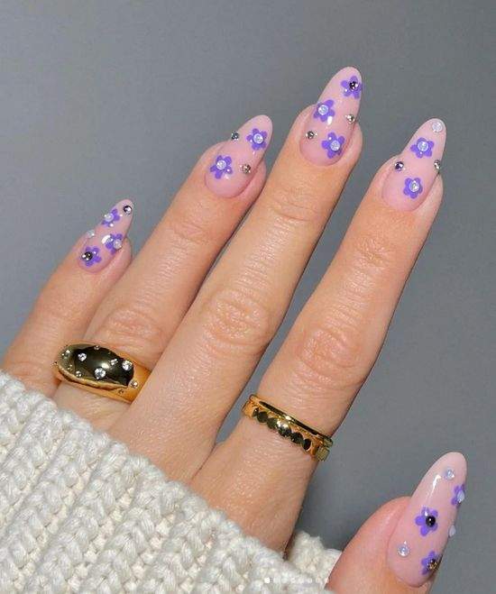 Весняний манікюр із квітами: актуальний дизайн