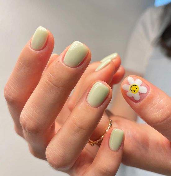 Весняний манікюр із квітами: актуальний дизайн