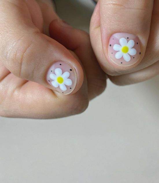 Весняний манікюр із квітами: актуальний дизайн