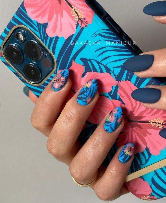 Весняний манікюр із квітами: актуальний дизайн