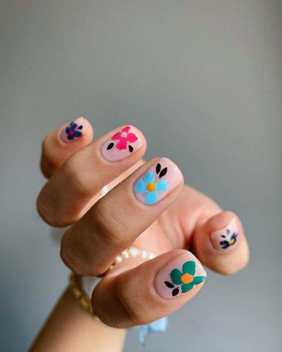 Весняний манікюр із квітами: актуальний дизайн