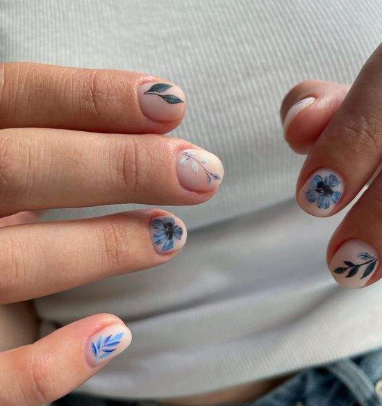 Весняний манікюр із квітами: актуальний дизайн