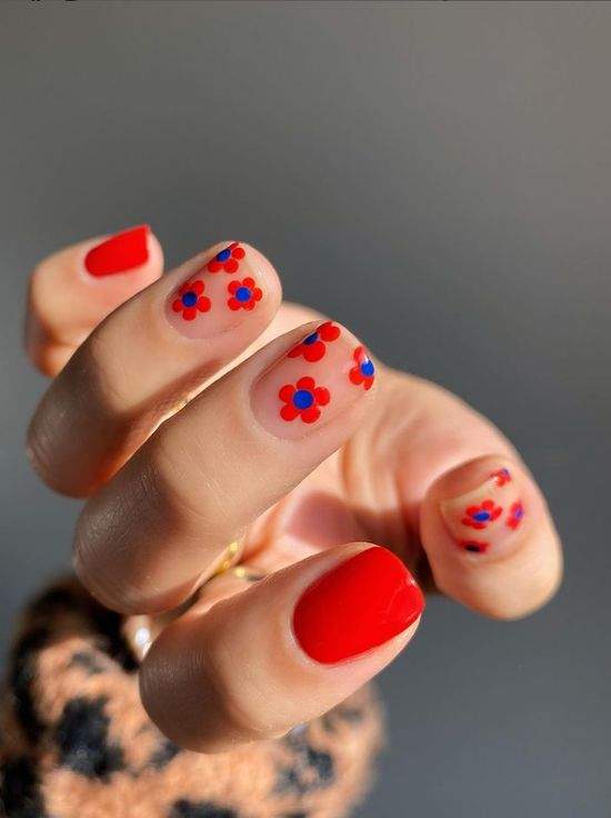 Весняний манікюр із квітами: актуальний дизайн