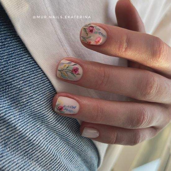 Весняний манікюр із квітами: актуальний дизайн