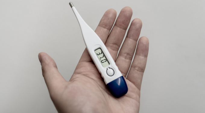 За якої температури викликати швидку дорослим та дітям