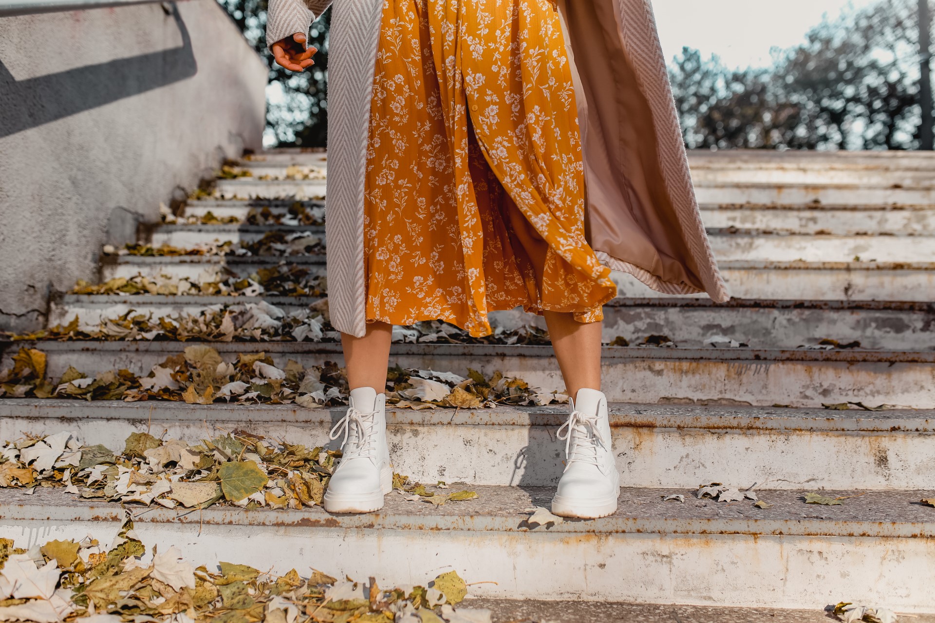 Як носити сукні з кросівками