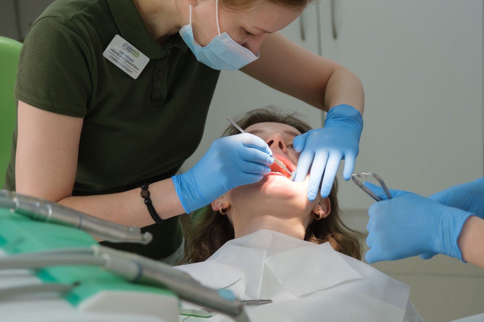 Які коронки краще: керамічні чи металокерамічні? Порівнюємо матеріали, вартість і довговічність